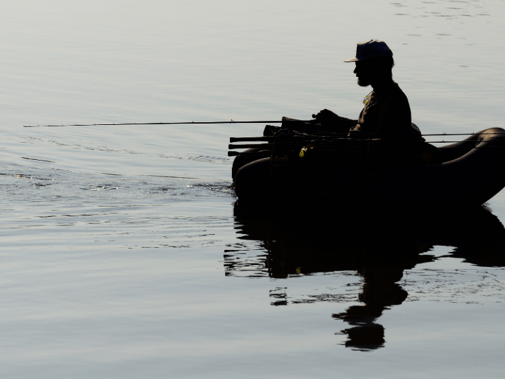 comment attacher une épuisette depuis un float tube