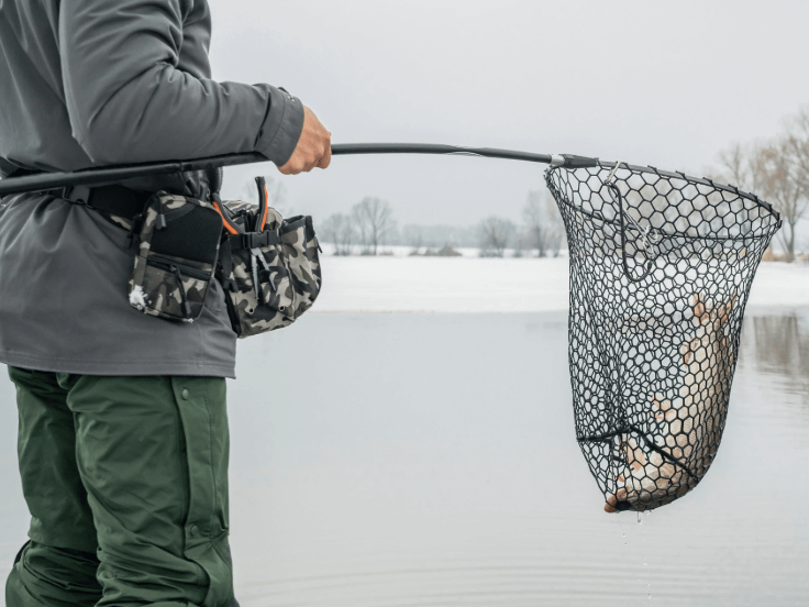 une épuisette attachée pour la pêche du bord