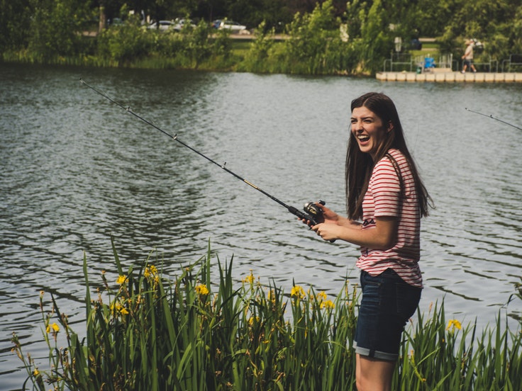 femme avec une canne à pêche