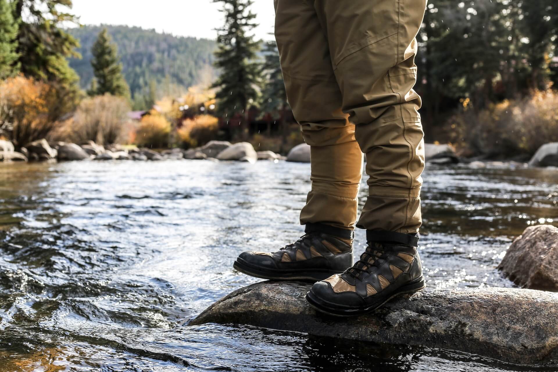 pêcheur avec des chaussures de waders