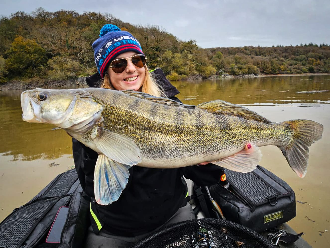 Sandre pris en float tube sur un lac de barrage