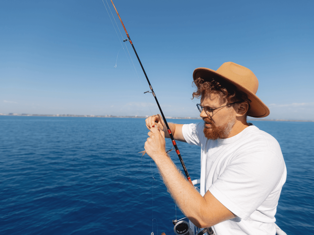 un pêcheur avec du fluorocarbone pour le bar