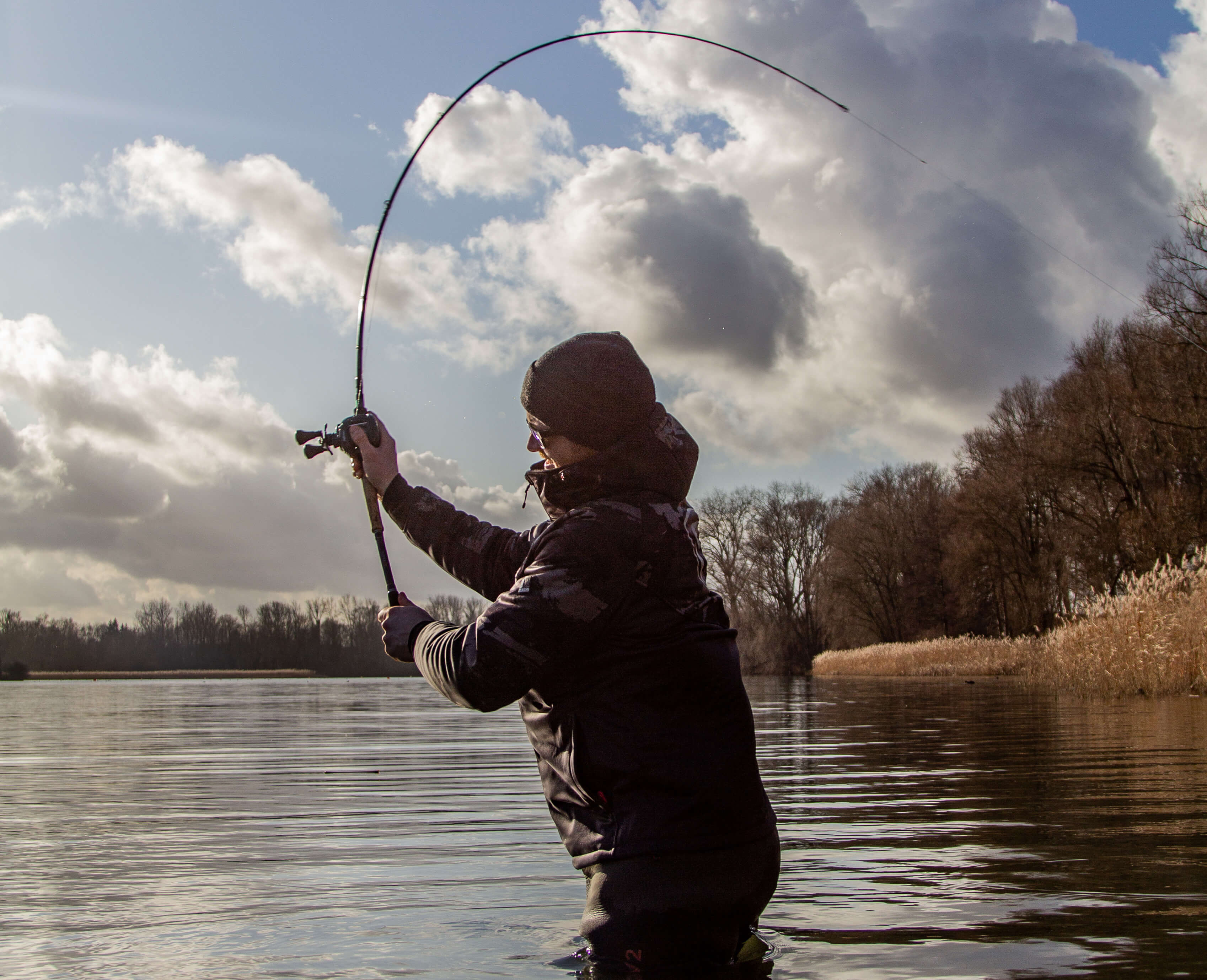 pecheur avec canne à pêche casting