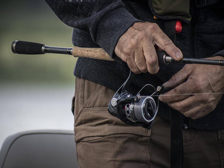 pecheur avec un moulinet