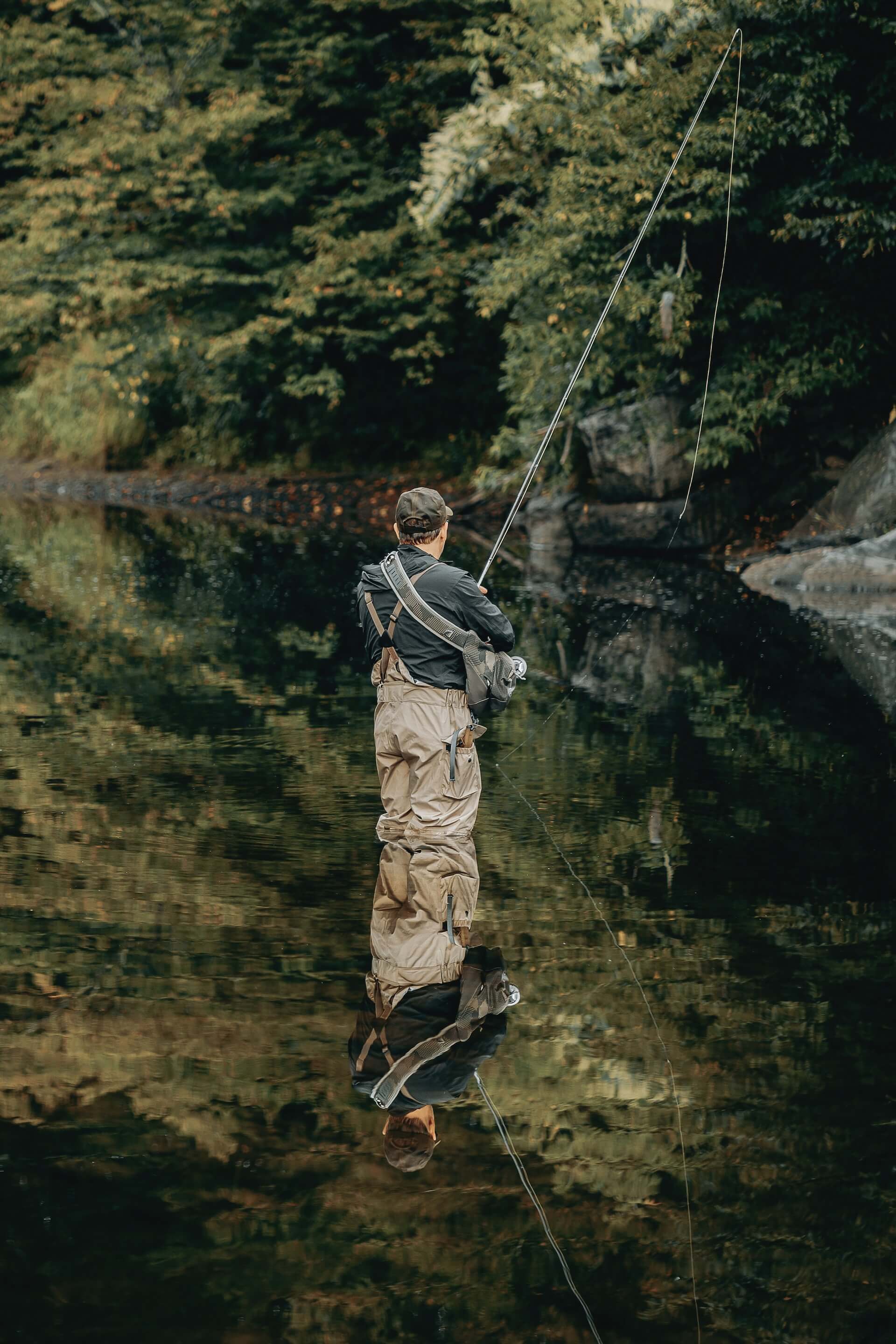 pêcheur en action avec des waders