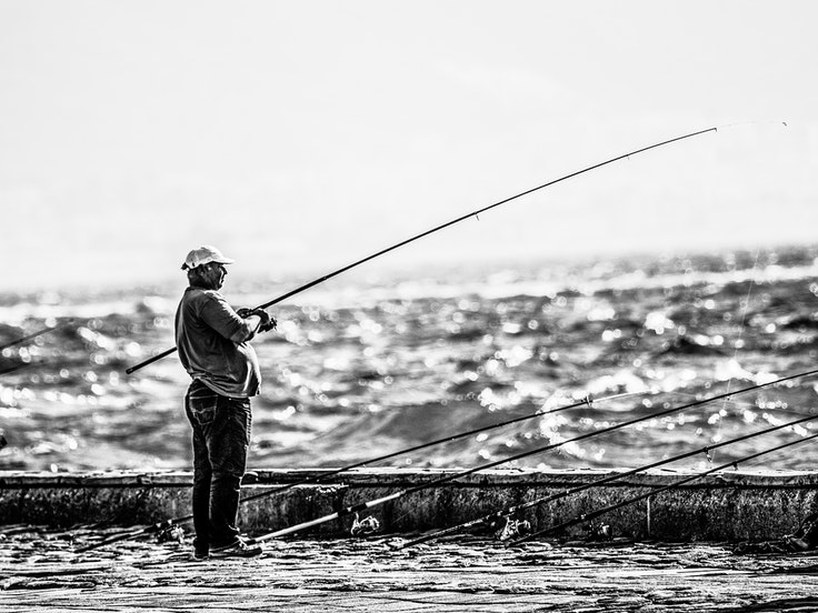 pêcheur du bord en mer 