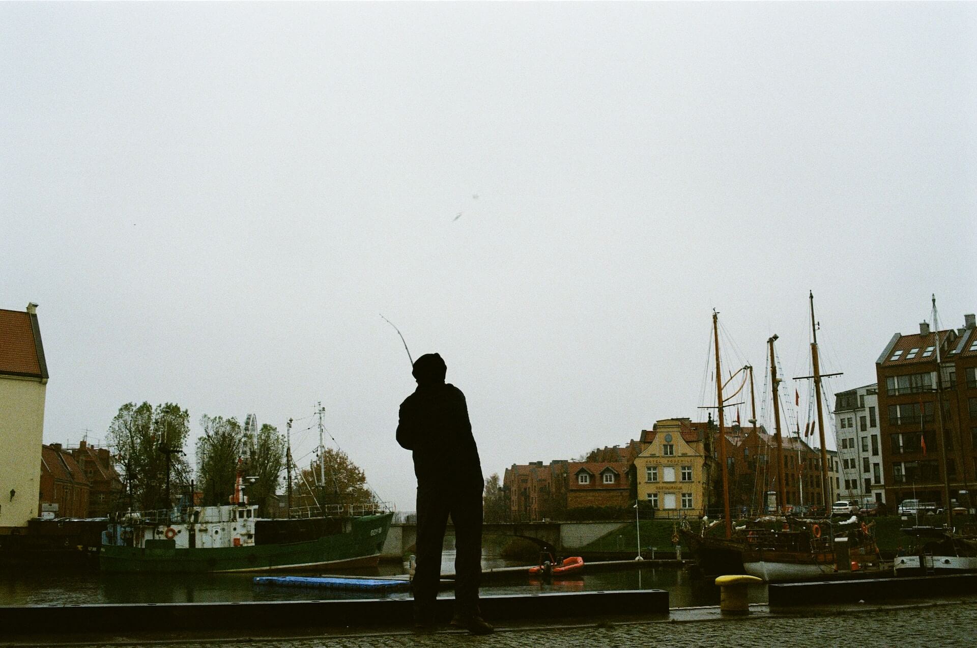 un pêcheur street fishing avec une épuisette