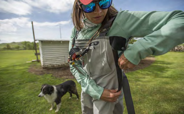 pêcheuse qui a des vêtements adaptés à sa morphologie pour son waders