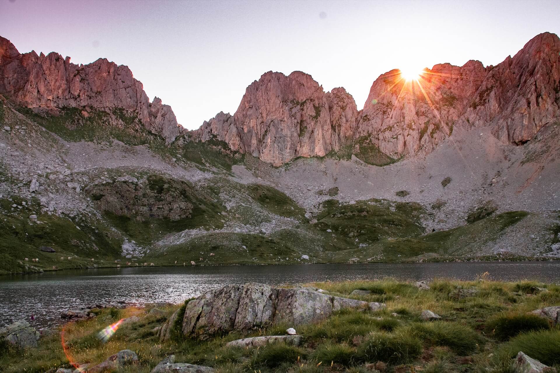 lac et rivière dans les pyrénées 